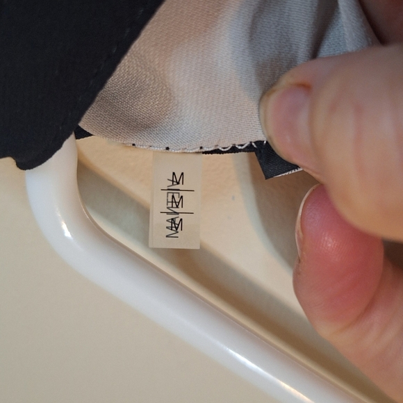 Tahari medium sleeveless taupe and black keyhole blouse - Picture 7 of 7